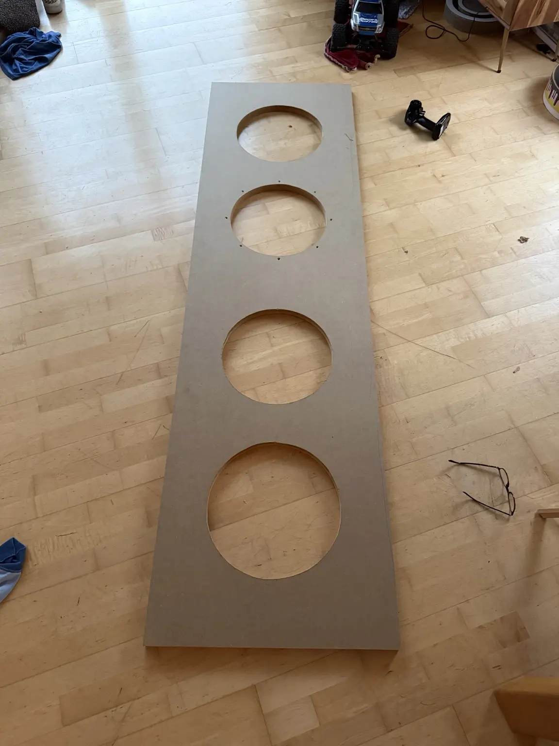 Schmale MDF-Schallwand mit vier runden Chassisausschnitten