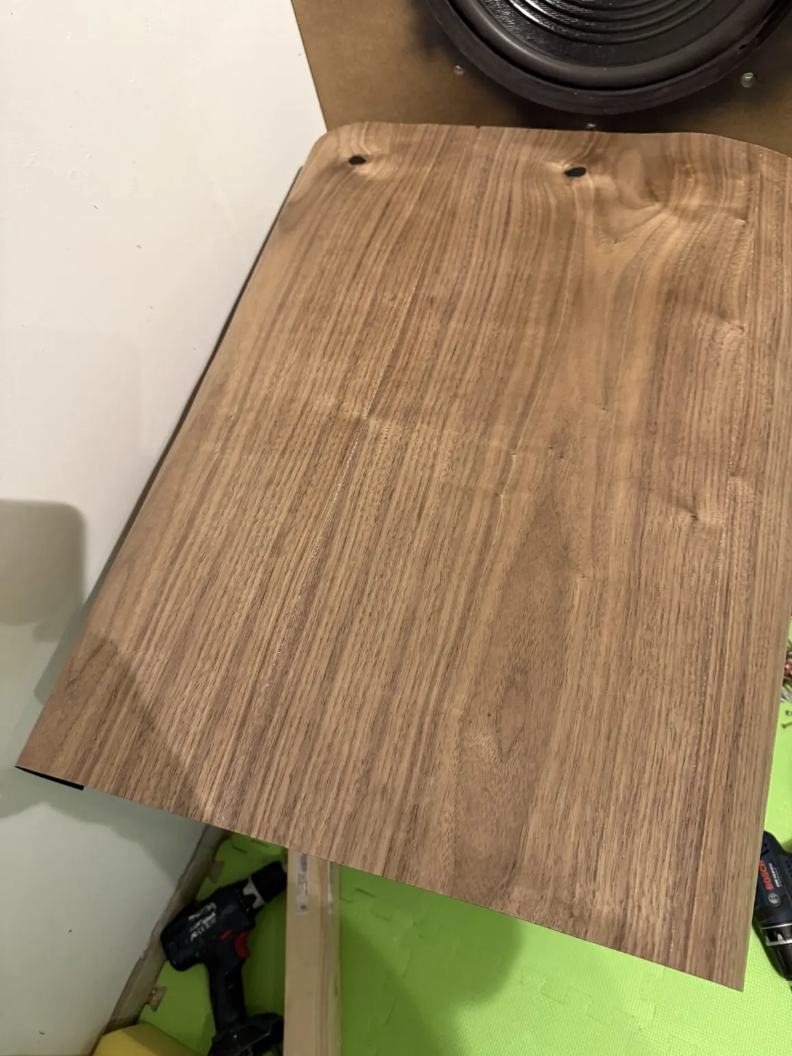 Dunkles Holzfurnier auf der Schallwand